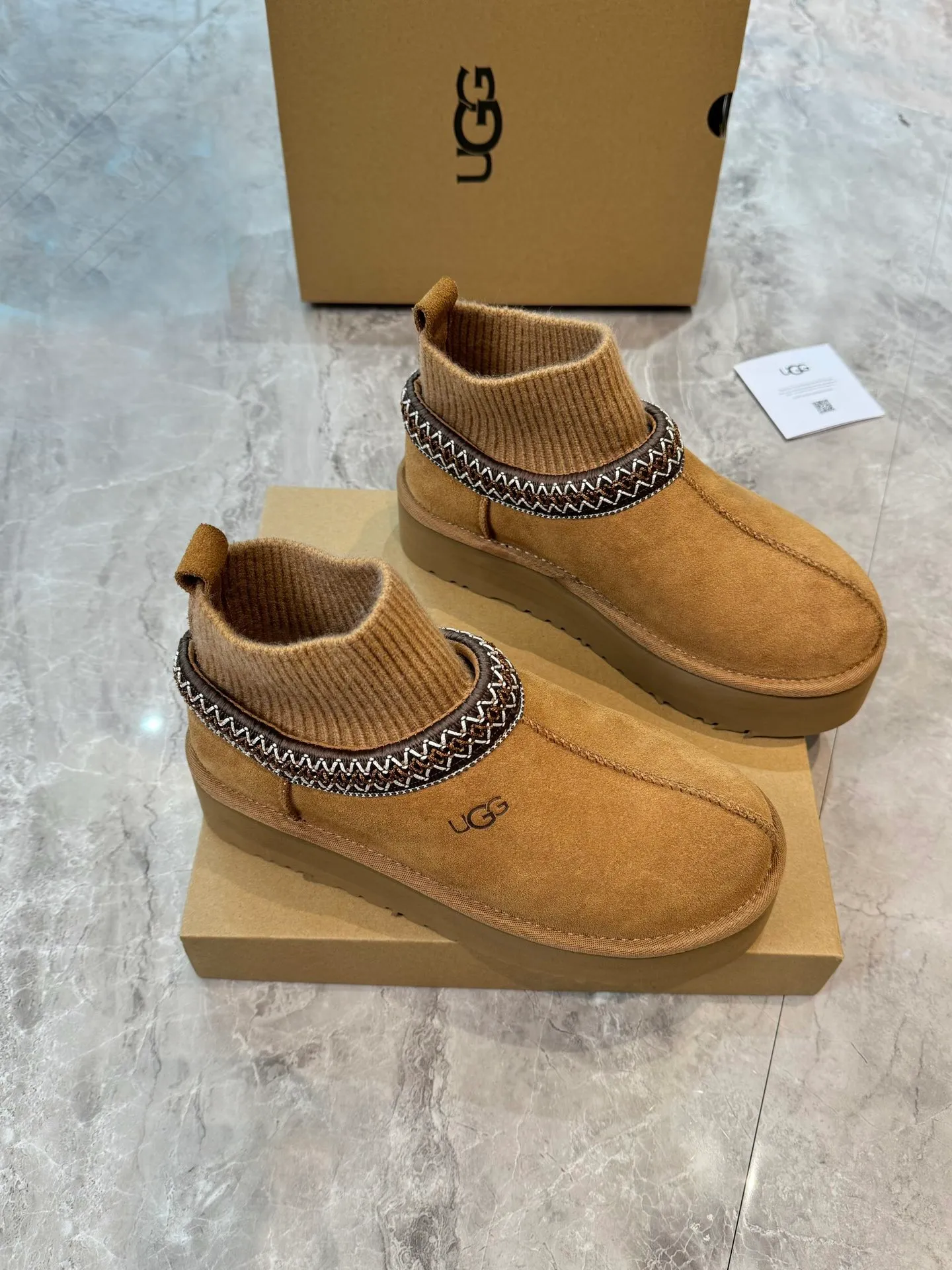 Self-pickup 💰520 New snow boots 1125956 Ethnic style plus sock cover, the sock cover is inserted into the wool. The surface is made of imported silk cow suede, and the inner part is made of Longfeng fur. Foam outsole has light anti-slip characteristics. Four colors, 35-40